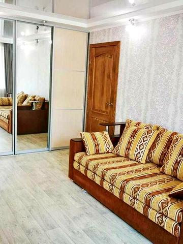 Незалежності вул. (Титова), 17