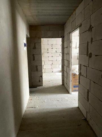 Простора квартира в цегляному будинку — готова до вашого ремонту