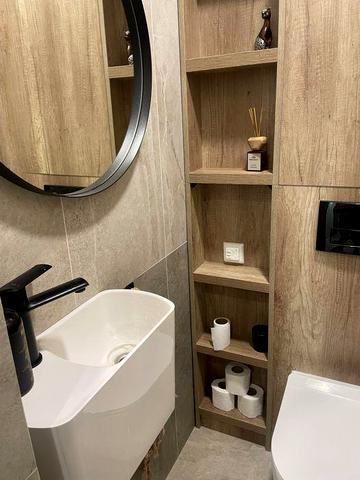 4-кімнатна квартира з дизайнерським ремонтом та повним меблюванням.