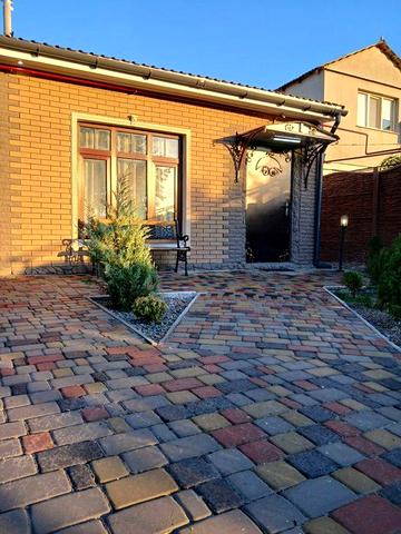 Продам  уютные теплые полдома с беседкой.