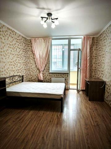 Велика однокімнатна квартира по вулиці Лесі Українки 21