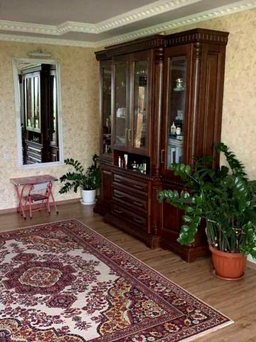 Продає 3 кім. квартири с. Підгороднє