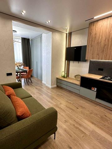 Молодіжна вул., 8