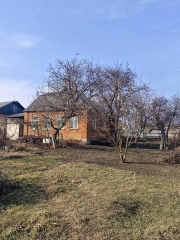 Продається 1/2 житлового будинку з ділянкою 10 соток та маленьким пруд