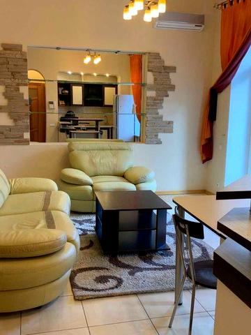 Майдан Незалежності, Хрещатик 2 хвилини, вул. Софіївська 4,