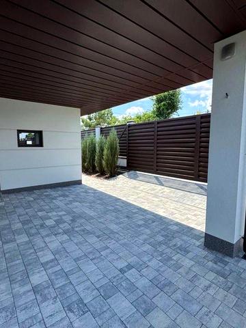 Продажа коттеджа с просторной кухней и приватной территорией