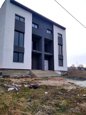 Будинок на дві сімї  .200 квадратних метрів кожна половина.