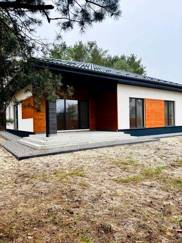 Новий будинок поряд з річкою і лісом