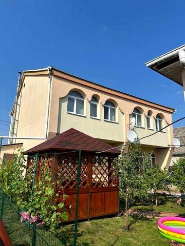 Цегляний будинок. Центр села Трушки