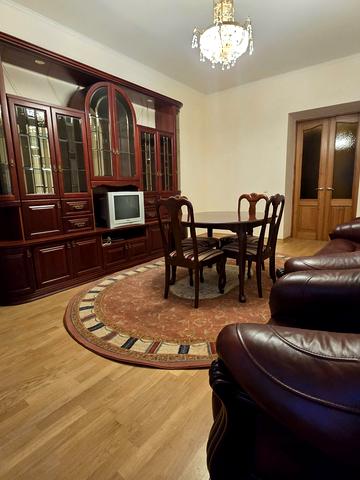 Студентська вул., 6/18