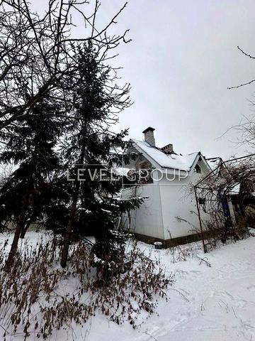 Ділянка з будинком під реконструкцію