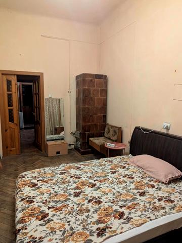 Хорватська вул., 16