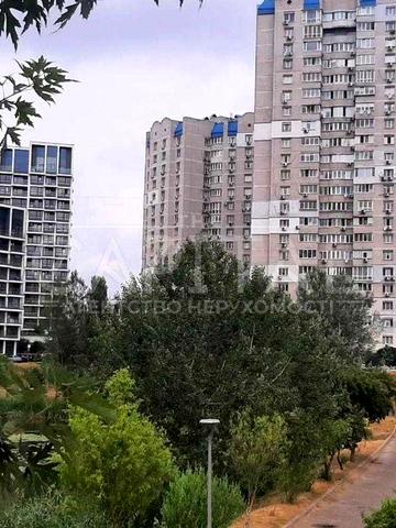 2-к квартира біля метро Позняки генератор низький поверх