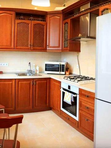 Воскресенська вул., 27