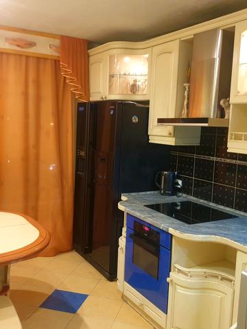 Дніпровська набережна вул., 7