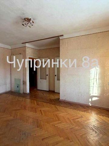 Продам 2 кім. квартиру(Дарницька площа) вулиця Григорія Чупринки 8 А
