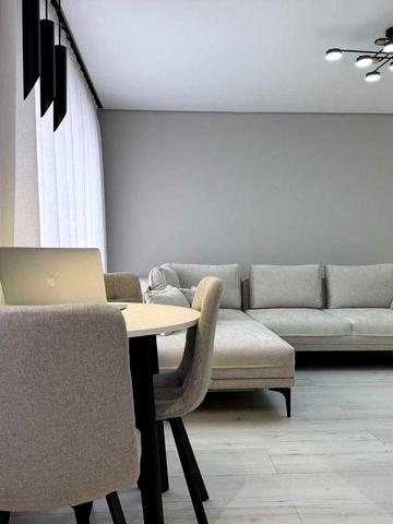 Продам велику 2-кімнатну квартиру 53 м2, р-он., квадрата