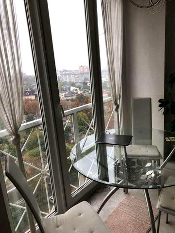 Стильна сонячна 3 кімнатна квартира у центрі міста