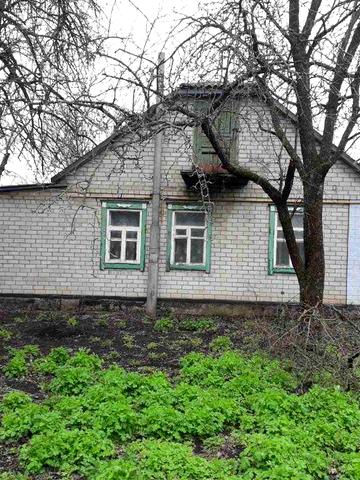 Будинок з господарськими спорудами