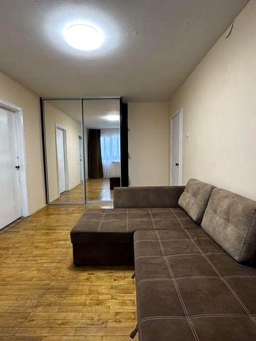 Оренда чотирикімнатної квартири в районі шкільної