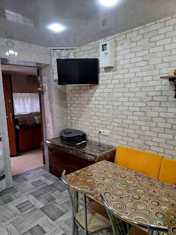 Фурманова Частина будинку біля зупинки можна з котом