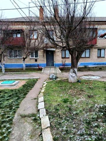 Продається 2-кімнатна квартира у центрі міста, 1-й поверх, без балкону