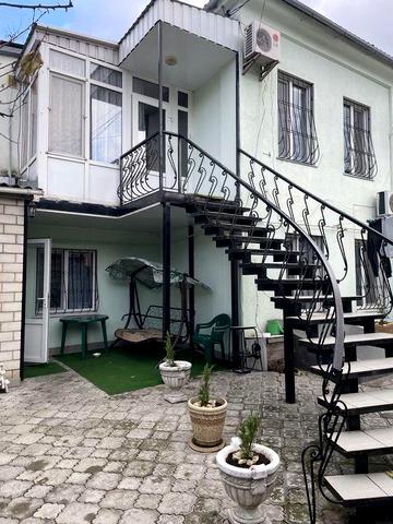Здаеться  частина будинку в центрі