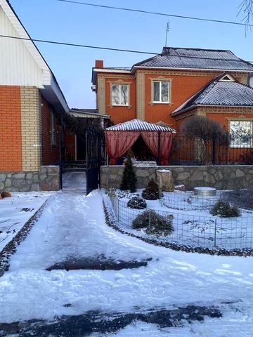 Продам будинок в центрі селища