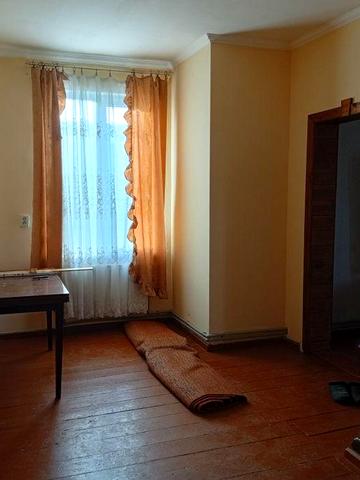 Продаж 3к  кв. у квартирному будинку з земельною ділянкою.