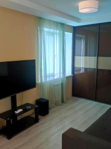 Богдана Хмельницького вул., 1-Б