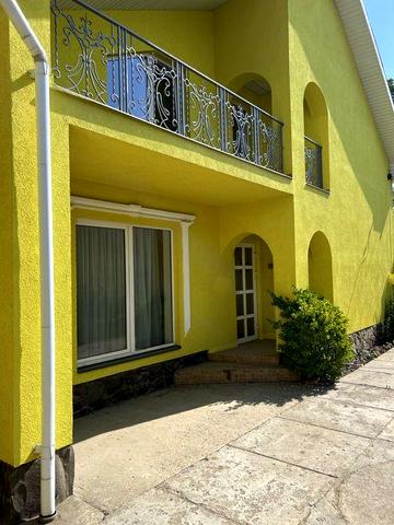 Здається чудовий будинок