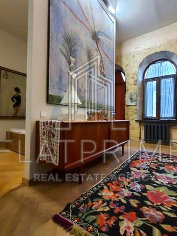 Рейтарська вул., 18