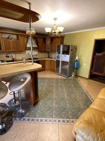 Оренда 3-х поверхового котеджу