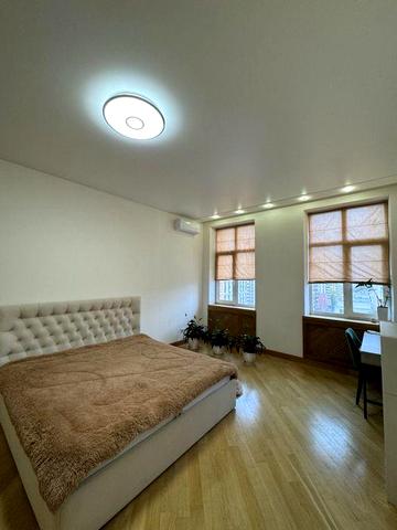 БЕЗ%, ключі. Центр, Дмитрівська 66а, паркінг. 4-кімн (124м2)