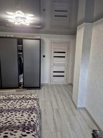 Здається 2 кімнатна на короткий термін.  1-2 місяці.