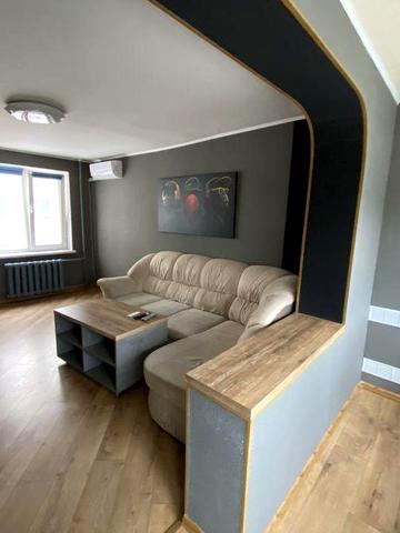 Продаж квартири м-н Будівельників 27/2 ціна 72000 договірна