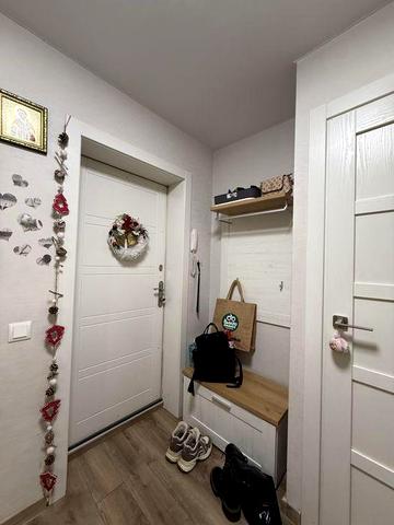 З ремонтом меблями  та технікою.Своє паркомісце