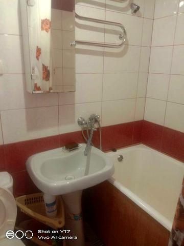 Сдам однокомнатную на ХБК,2/5 эт.