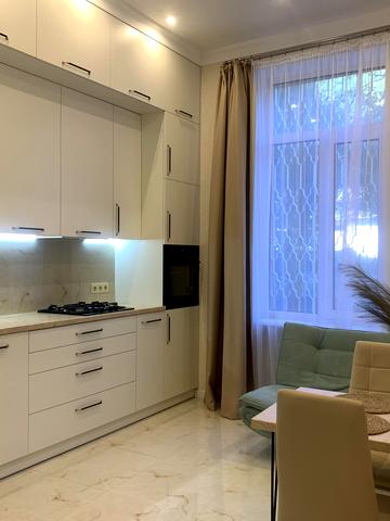 Тарасівська вул., 8