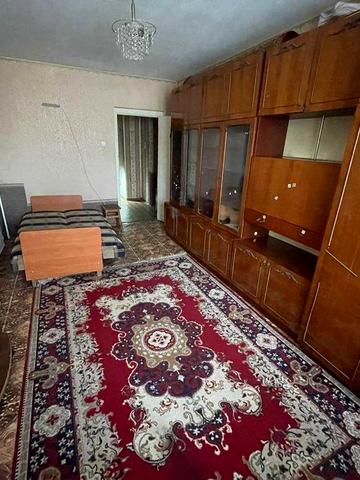 Оренда квартири  в місті Херсон . Перший поверх . Опалення працює .