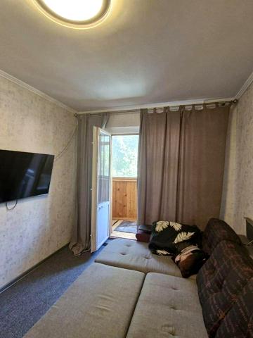 Варненська вул., 12