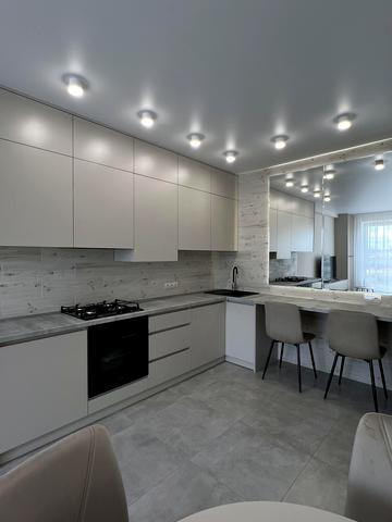 Студентська вул., 24