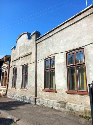 Продам 2/3 будинку з окремим входом у м. Вижниця