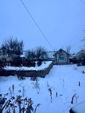Ділянка з фундаментом та невеликим будинком