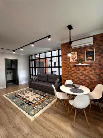 Деміївська 16, поруч метро , квартира з гардеробом