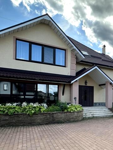 Молодіжна, 24