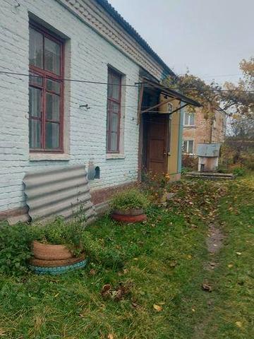 Продам 1-кімнатну квартиру в центрі Звягеля з окремою великою кухнею.