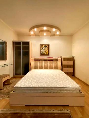 Метро пішки. Продаж чотирикімнатної квартири в Києві