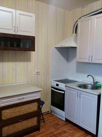 м.Васильківська  ОРЕНДА  2-ї кв. Вул. Максимовича 7. Є бомбосховище.