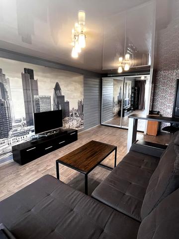 Менахем-Мендл Шнеєрсона вул. (Мініна), 1